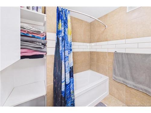 A & B-127 Cornhill St, Moncton, NB - Indoor Photo Showing Bathroom