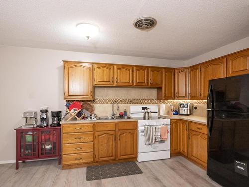 80 Peter Street, Thunder Bay, ON - Indoor Photo Showing Kitchen With Double Sink