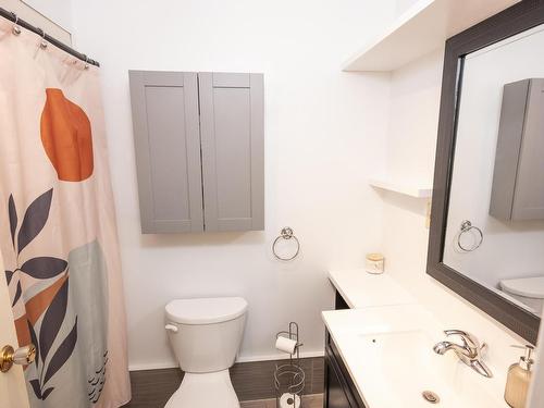 80 Peter Street, Thunder Bay, ON - Indoor Photo Showing Bathroom