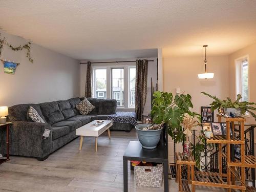 80 Peter Street, Thunder Bay, ON - Indoor Photo Showing Living Room
