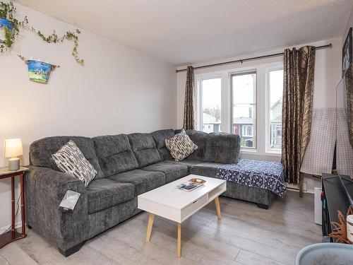 80 Peter Street, Thunder Bay, ON - Indoor Photo Showing Living Room