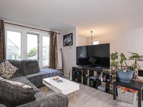 80 Peter Street, Thunder Bay, ON - Indoor Photo Showing Living Room