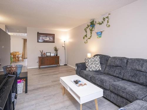 80 Peter Street, Thunder Bay, ON - Indoor Photo Showing Living Room