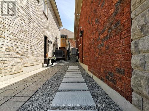LEGBSMT - 27 MAPLE EDGE LANE , Whitby, Ontario L1R 2N1 2