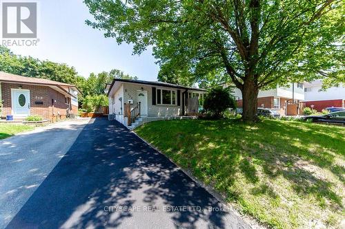322 FERNWOOD AVENUE  Oshawa, ON L1G 2H7