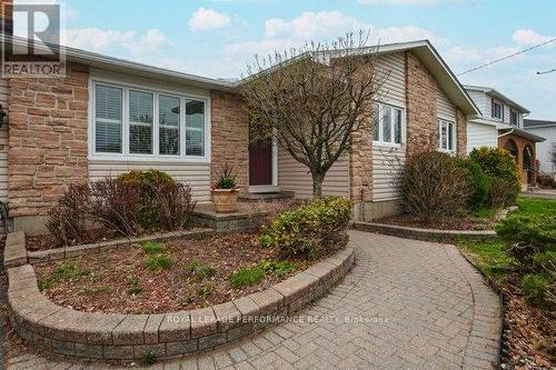 401 Phoenix Crescent, Ottawa, ON 