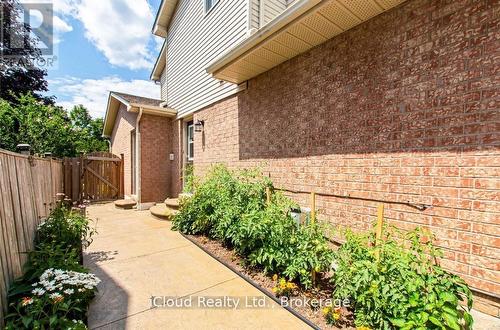 2067 Hunters Wood Drive, Burlington, ON 