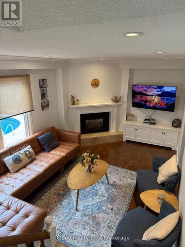 2067 Hunters Wood Drive, Burlington, ON 