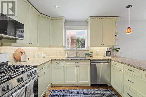 custom kitchen with granite - 52 Colonel Danforth Trail, Toronto, ON 