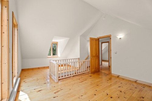 Den - 2506 Rue Du Centre, Val-David, QC 