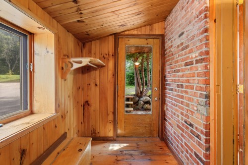 Mud Room - 2506 Rue Du Centre, Val-David, QC 