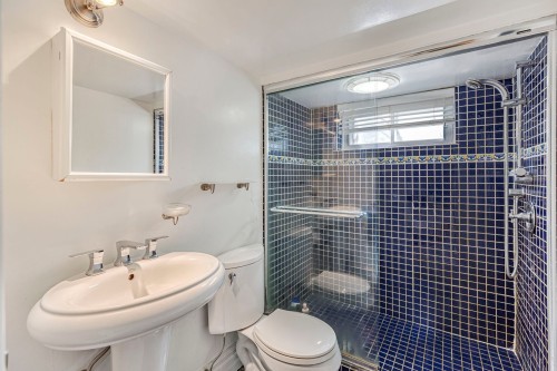 Salle de bains - 108 Av. Kenaston, Mont-Royal, QC 