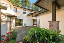 #3-4631 Lochside Dr Saanich, BC V8Y 2S9