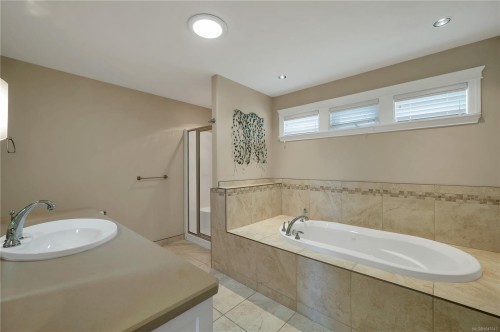 830 Pinecrest Rd, Campbell River, BC 