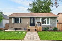 218 Harold AVE  Winnipeg, MB R2C 2C6