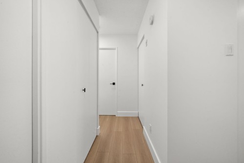 Corridor - 215-20 Av. Du Rhône, Saint-Lambert, QC 