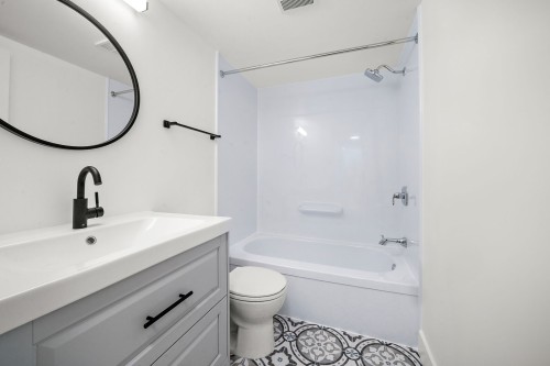 Salle de bains - 215-20 Av. Du Rhône, Saint-Lambert, QC 
