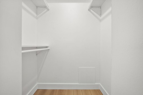 Penderie (Walk-in) - 215-20 Av. Du Rhône, Saint-Lambert, QC 