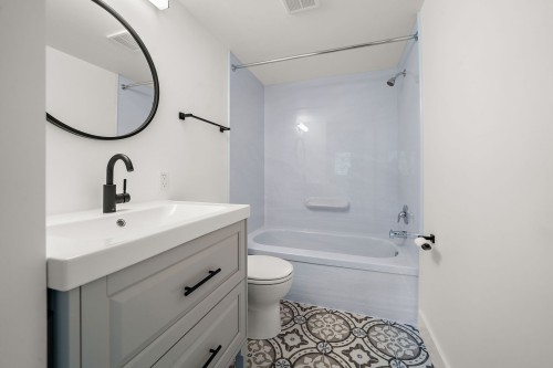 Salle de bains attenante à la CCP - 215-20 Av. Du Rhône, Saint-Lambert, QC 