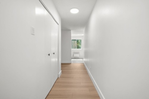 Corridor - 215-20 Av. Du Rhône, Saint-Lambert, QC 