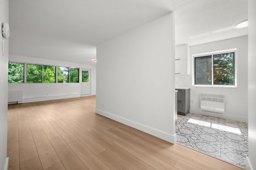 Salon - 215-20 Av. Du Rhône, Saint-Lambert, QC 