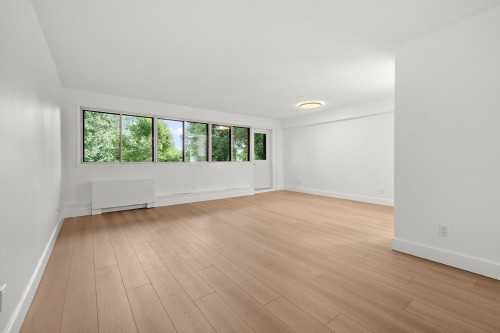 Salon - 215-20 Av. Du Rhône, Saint-Lambert, QC 
