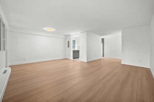 Salon - 215-20 Av. Du Rhône, Saint-Lambert, QC 
