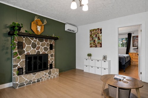 Salon - 110 Rue Brosseau, Amherst, QC 