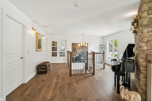 Mezzanine - 19 Av. Des Buses, Saint-Sauveur, QC 