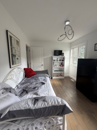 Boudoir - 19 Av. Des Buses, Saint-Sauveur, QC 