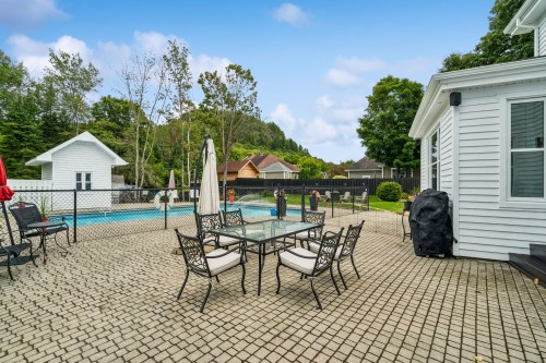 Terrasse - 19 Av. Des Buses, Saint-Sauveur, QC 