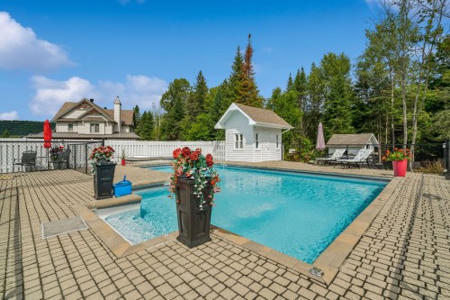 Piscine - 19 Av. Des Buses, Saint-Sauveur, QC 