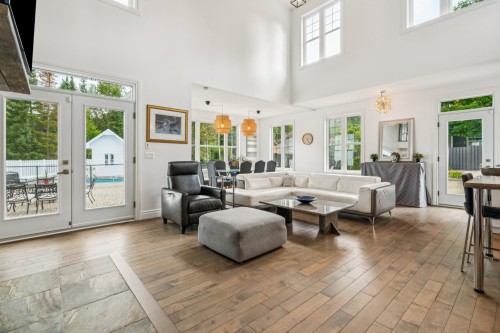 Salon - 19 Av. Des Buses, Saint-Sauveur, QC 