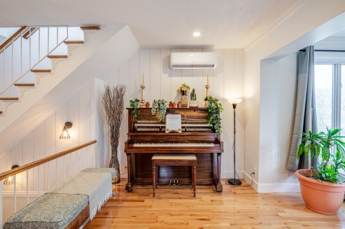 Salon - 1096 Rue Notre-Dame, Chambly, QC 