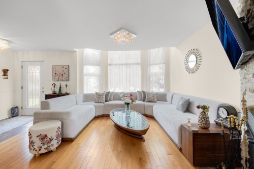 Salon - 805 Rue Des Peupliers, Saint-Eustache, QC 