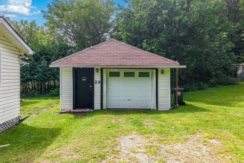 Garage - 23 Ch. Brooks, Low, QC 