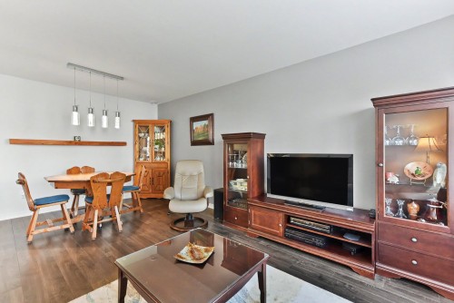 Salon - 2110 Rue De La Fileuse, Saint-Jérôme, QC 