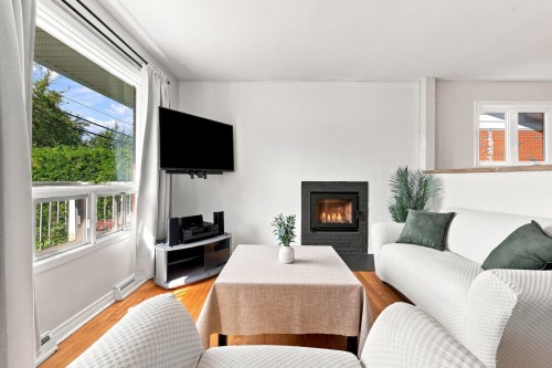Salon - 2735 Rue Cornwall, Longueuil (Saint-Hubert), QC 