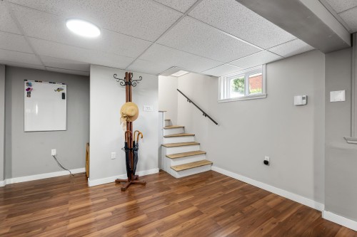 Escalier - 133 Av. De Windward Crescent, Pointe-Claire, QC 