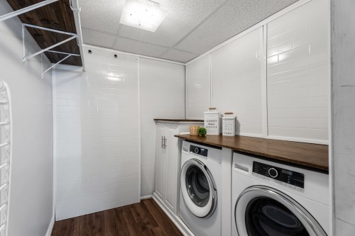 Salle de lavage - 133 Av. De Windward Crescent, Pointe-Claire, QC 