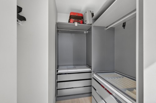 Penderie (Walk-in) - 2901-1210 Rue Jeanne-Mance, Montréal (Ville-Marie), QC 