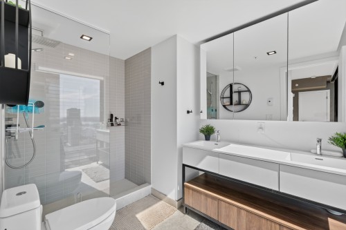 Salle de bains attenante à la CCP - 2901-1210 Rue Jeanne-Mance, Montréal (Ville-Marie), QC 