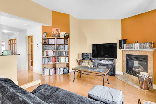 Salon - 9-360 Rue Cherrier, Saint-Jérôme, QC 
