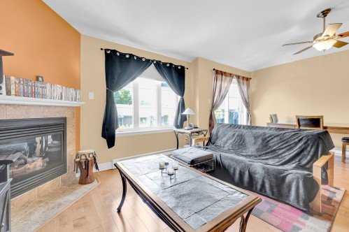 Salon - 9-360 Rue Cherrier, Saint-Jérôme, QC 