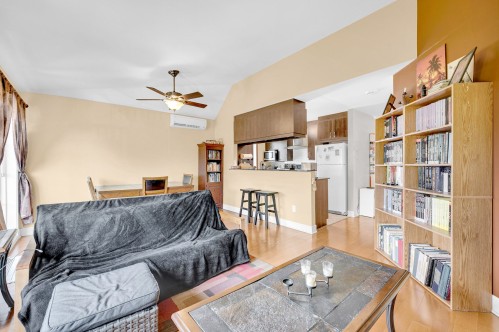 Salon - 9-360 Rue Cherrier, Saint-Jérôme, QC 