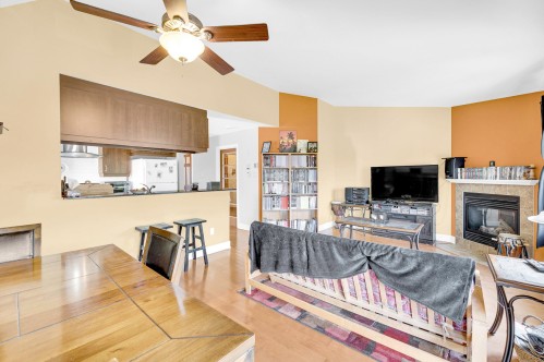 Salon - 9-360 Rue Cherrier, Saint-Jérôme, QC 