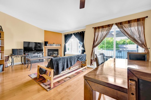 Salon - 9-360 Rue Cherrier, Saint-Jérôme, QC 