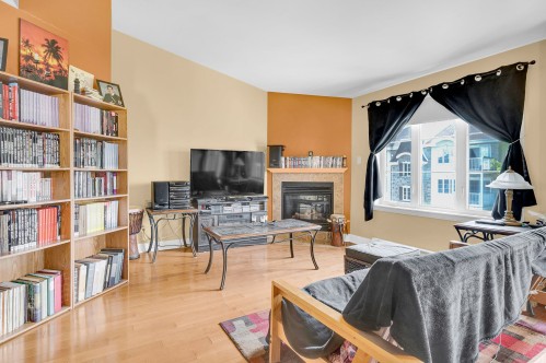 Salon - 9-360 Rue Cherrier, Saint-Jérôme, QC 
