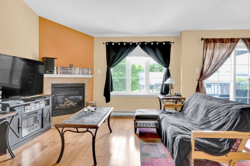 Salon - 9-360 Rue Cherrier, Saint-Jérôme, QC 