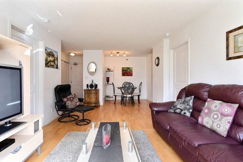 Salon - 624-1225 Rue Notre-Dame O., Montréal (Ville-Marie), QC 